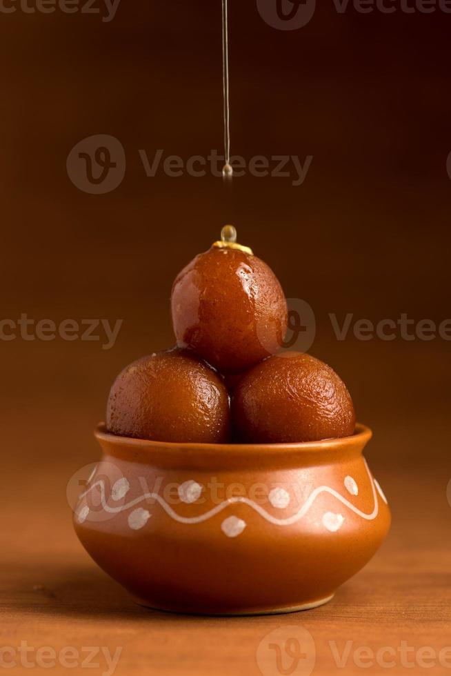 Gulab Jamun im Tontopf. indisches Dessert oder Süßspeise foto