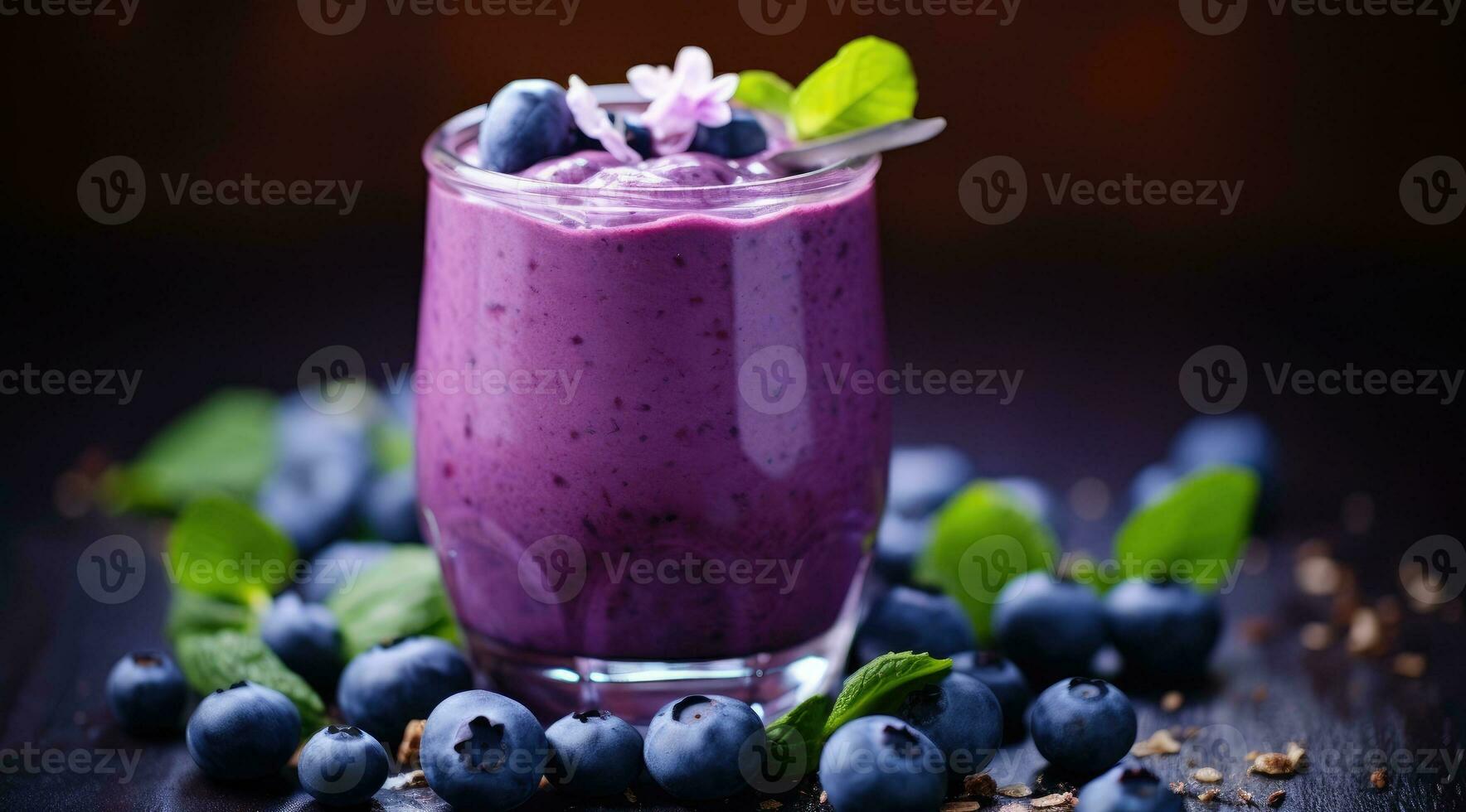 Blaubeere Smoothie selektiv Fokus Entgiftung Diät Essen Vegetarier Essen gesund Essen Konzept. foto