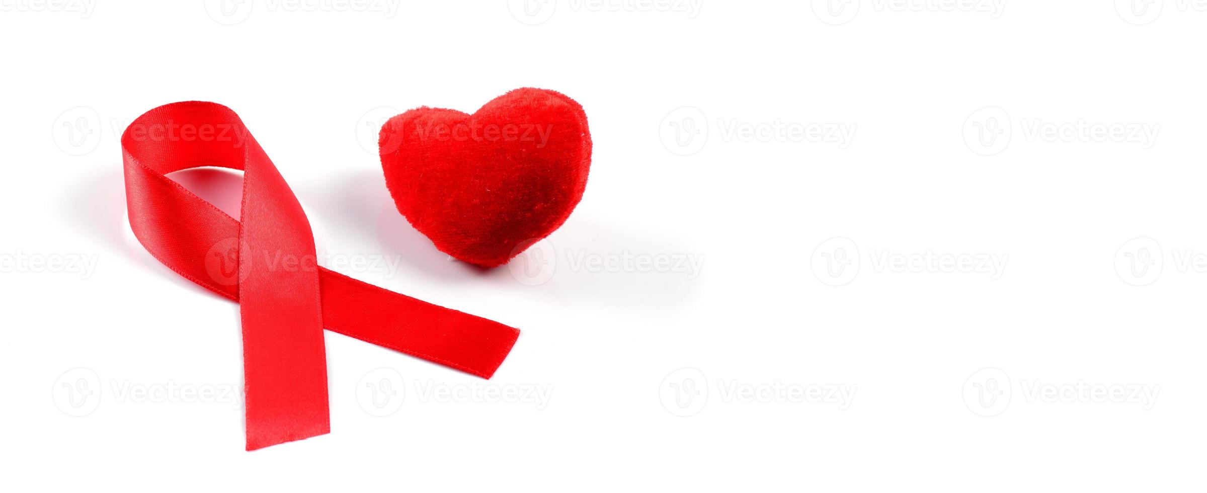 Aids-Band und Herz auf weißem Hintergrund. foto