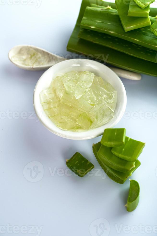 Scheiben Aloe Vera Blätter und Aloe Vera Gel in einer Schüssel auf weißem Hintergrund. Aloe Vera ist ein sehr nützliches pflanzliches Arzneimittel zur Haut- und Haarpflege. foto