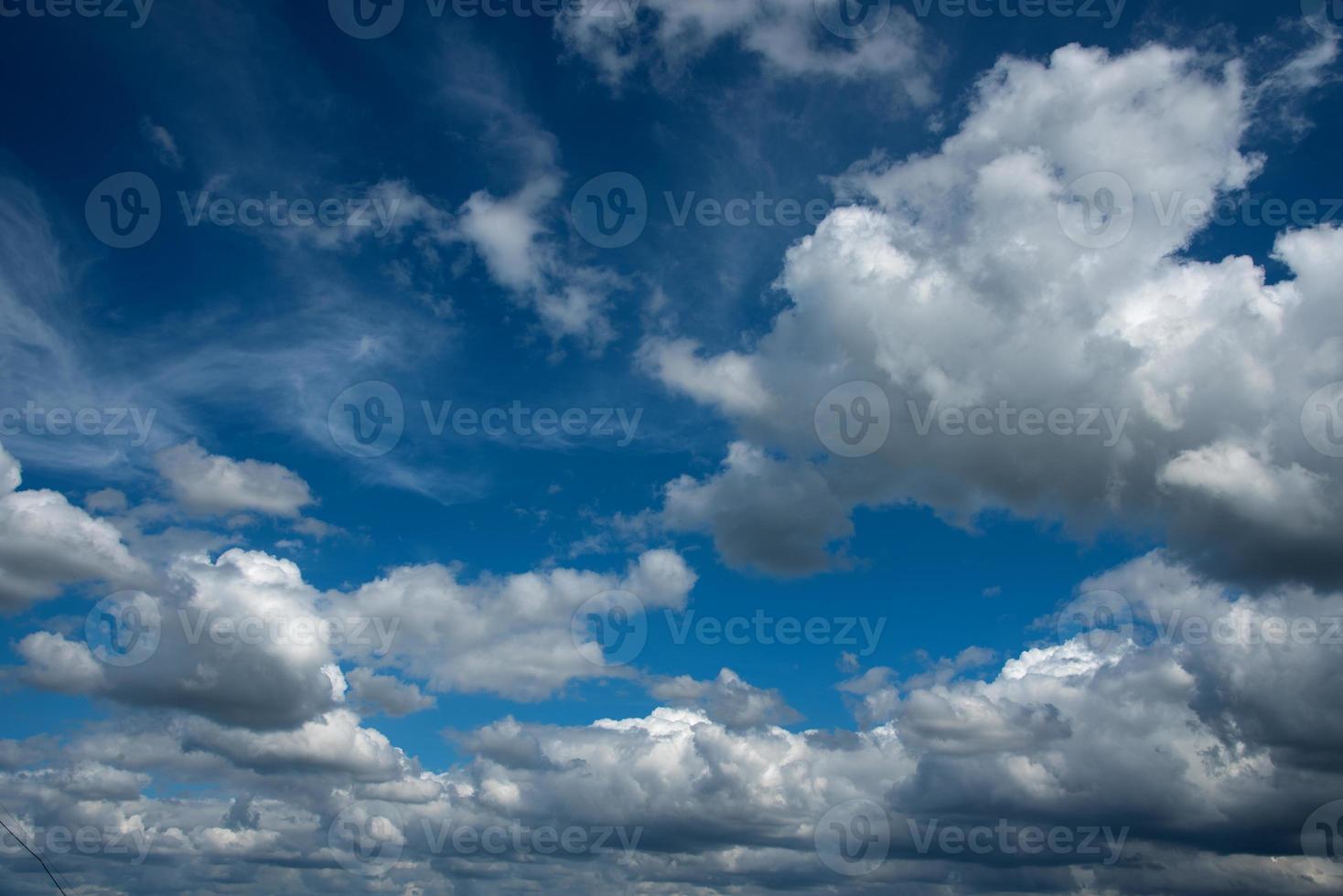 schöner Himmelshintergrund mit Wolken. foto