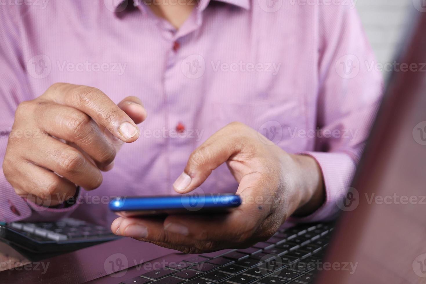 Nahaufnahme der Hand des jungen Mannes mit Smartphone. foto