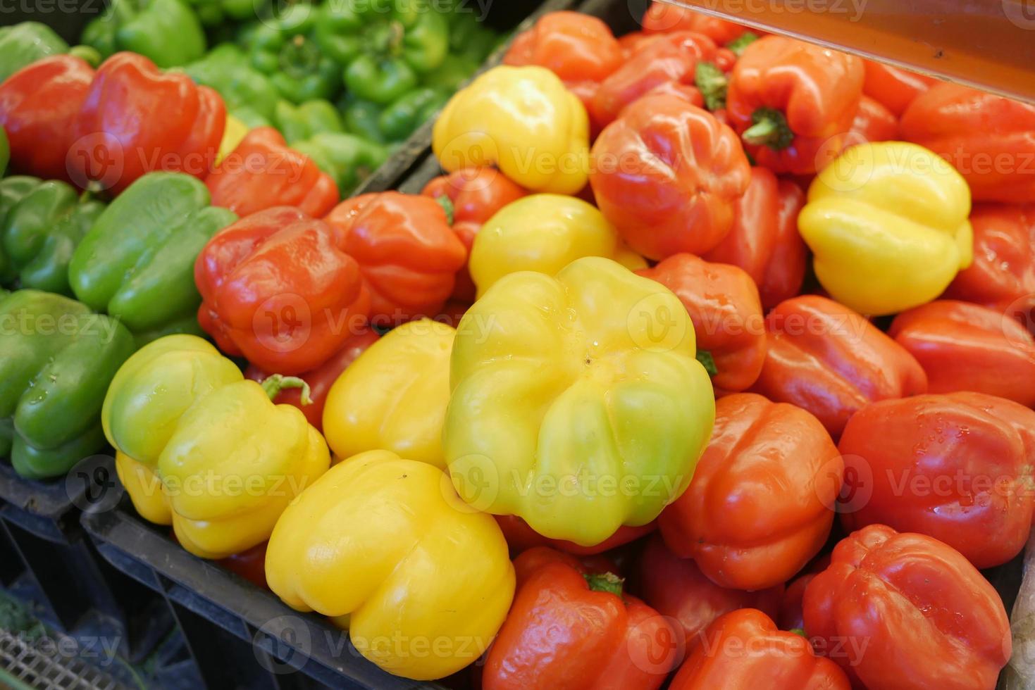 gelb-orange und rote Paprika auf dem Display zum Verkauf foto