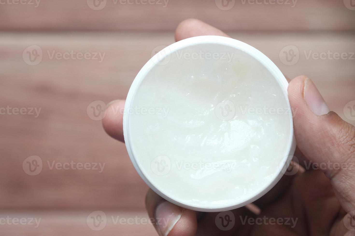 Nahaufnahme der Hand des Mannes mit Vaseline foto