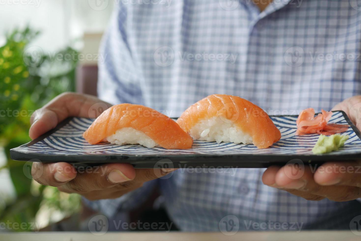 traditionelles japanisches Nigiri-Sushi mit Lachs auf Teller foto