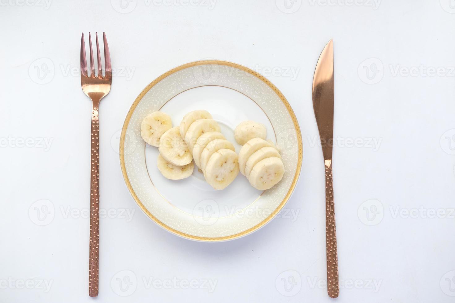 Scheibe frische Banane auf einem Teller foto