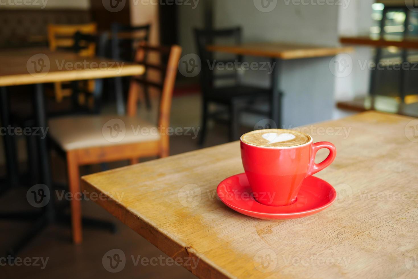eine Tasse späten Kaffee mit Blumenform-Design oben im Café foto