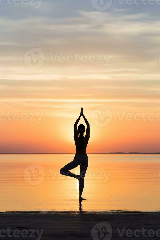 jung Frau üben Yoga auf ein Strand beim Sonnenaufgang mit ein klar Himmel zum reichlich Kopieren Raum ai generativ foto