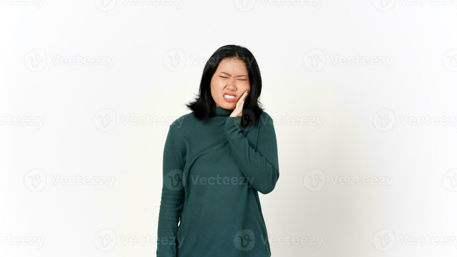 Gefühl Schmerzen Zahnschmerzen von schön asiatisch Frau isoliert auf Weiß Hintergrund foto