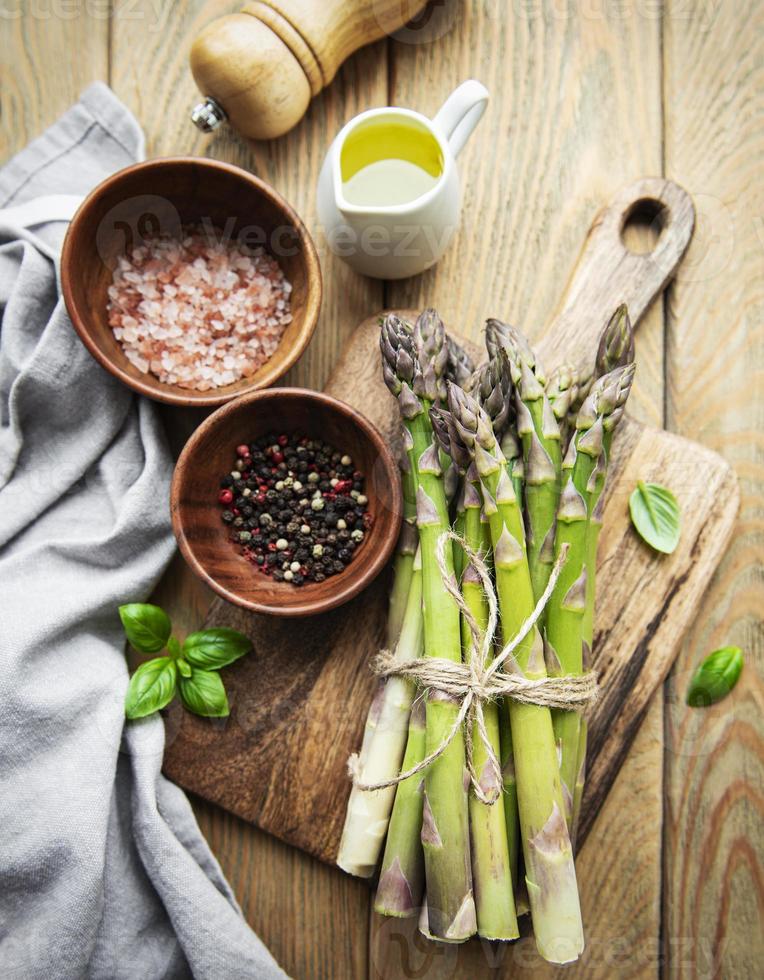 Bündel grüner Spargel foto