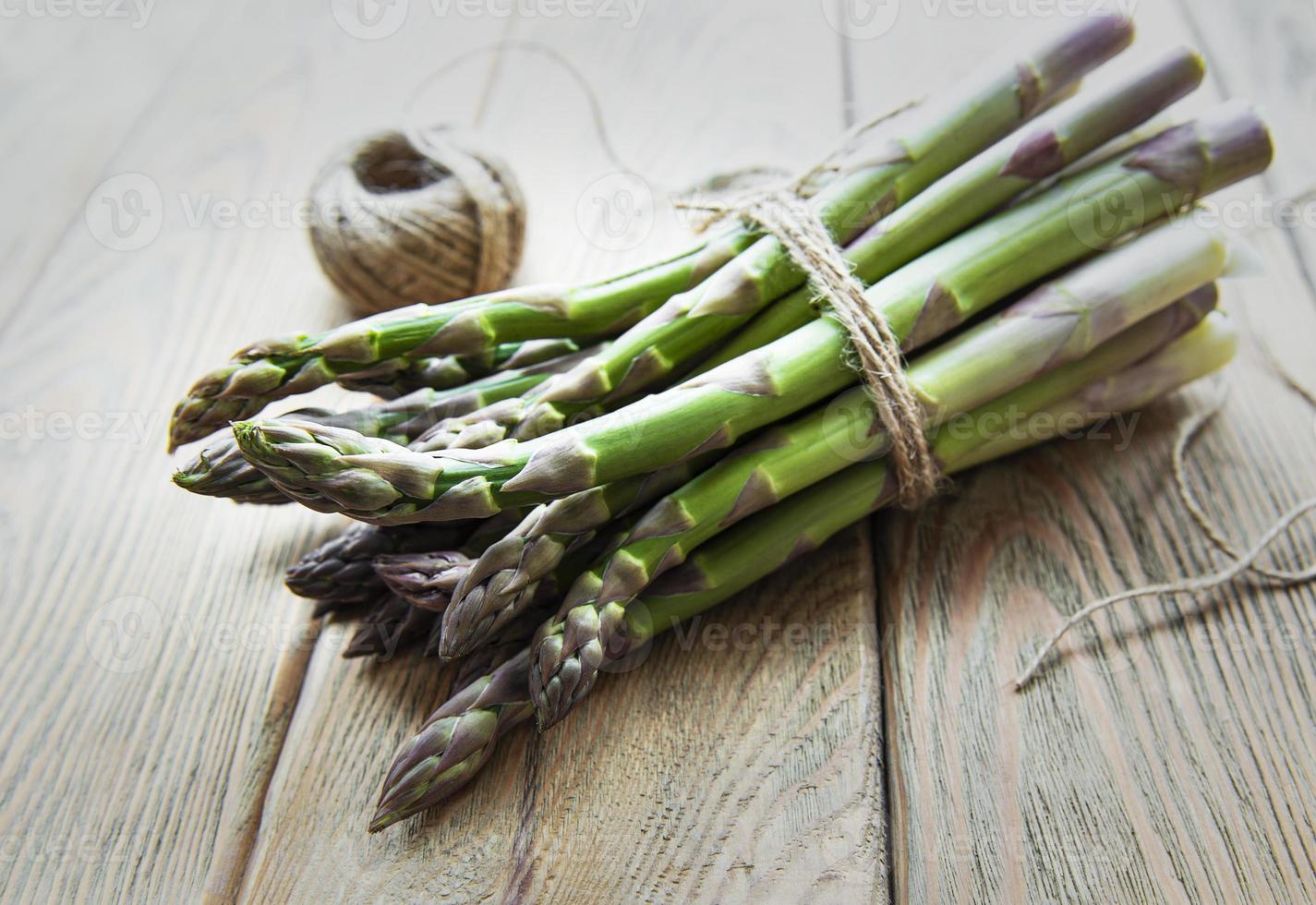 Bündel grüner Spargel foto