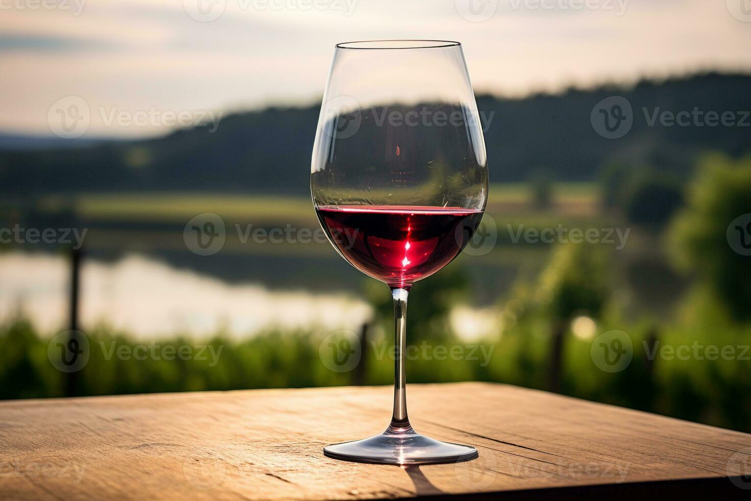 Nahansicht von Glas von rot Wein reflektieren Weinberg Landschaft Angebot heiter Ambiente ai generativ foto