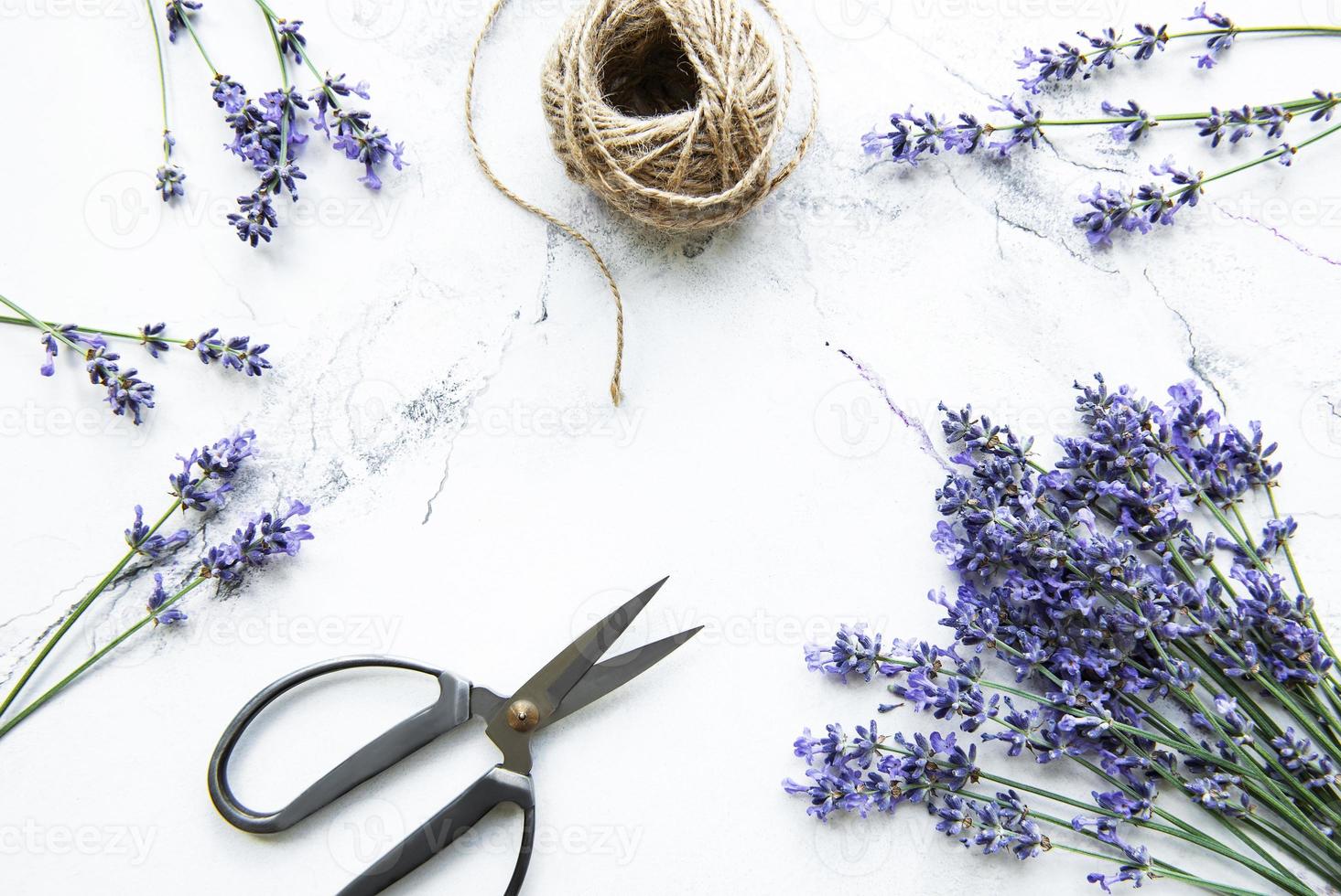 Lavendelblüten, Schere und Seil foto