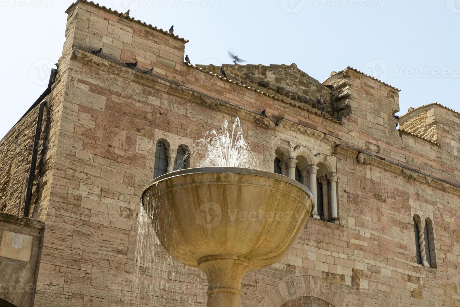 Brunnen vor der Kirche San Silvestro in der Stadt Bevagna foto