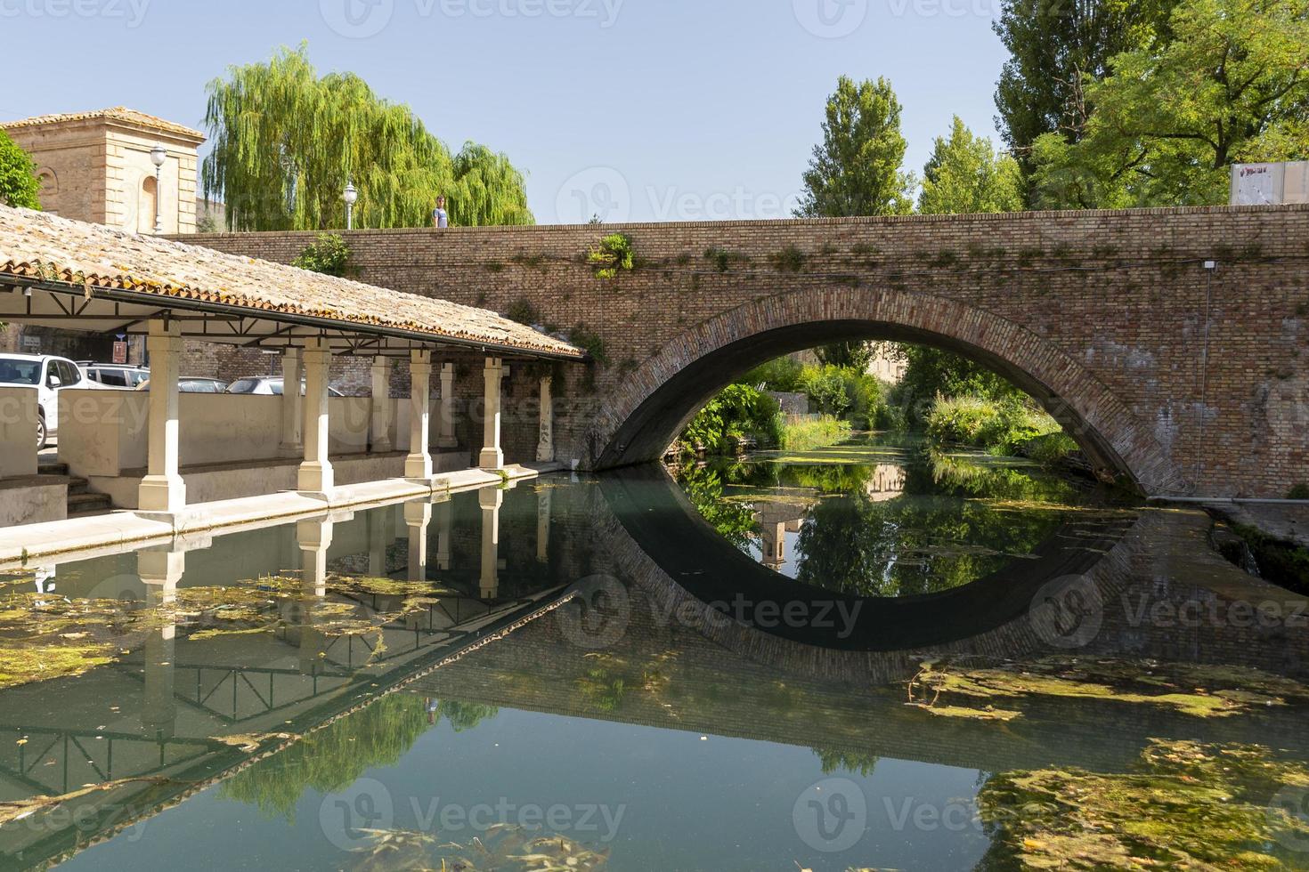 Zugangsbrücke zur Stadt Bevagna foto