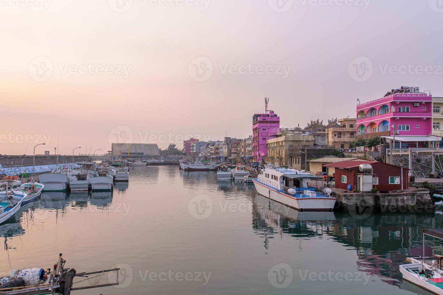 Sonnenaufgang am Hafen von Baisha in Xiaoliuqiu, Taiwan foto