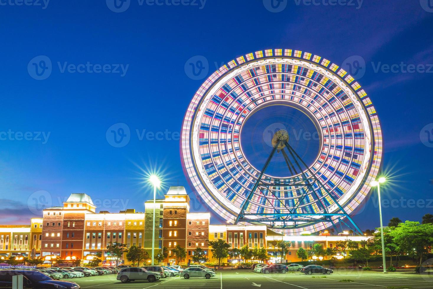 Themenpark mit Riesenrad in Taichung in der Abenddämmerung, taiwan foto