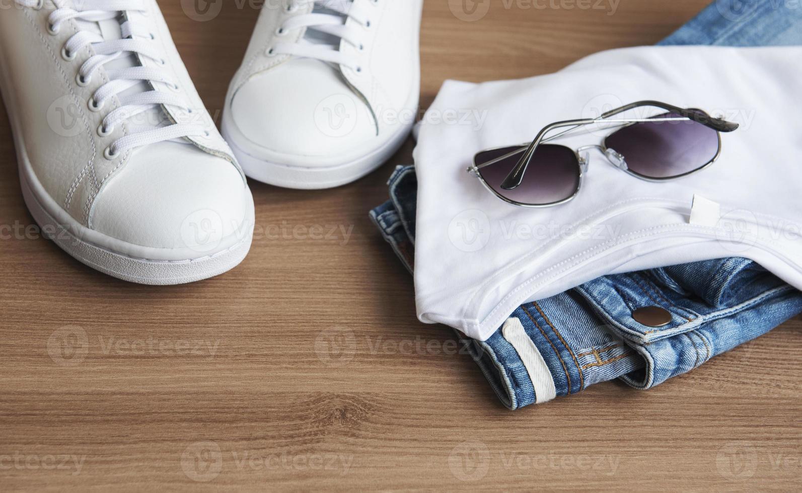 stilvolle weibliche Kleidung. Frauenoutfit auf Holzuntergrund foto