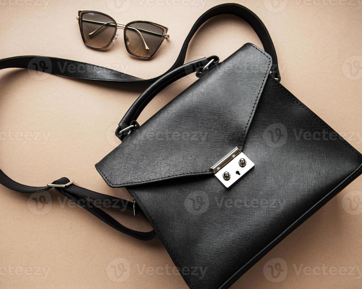 schwarze Ledertasche foto