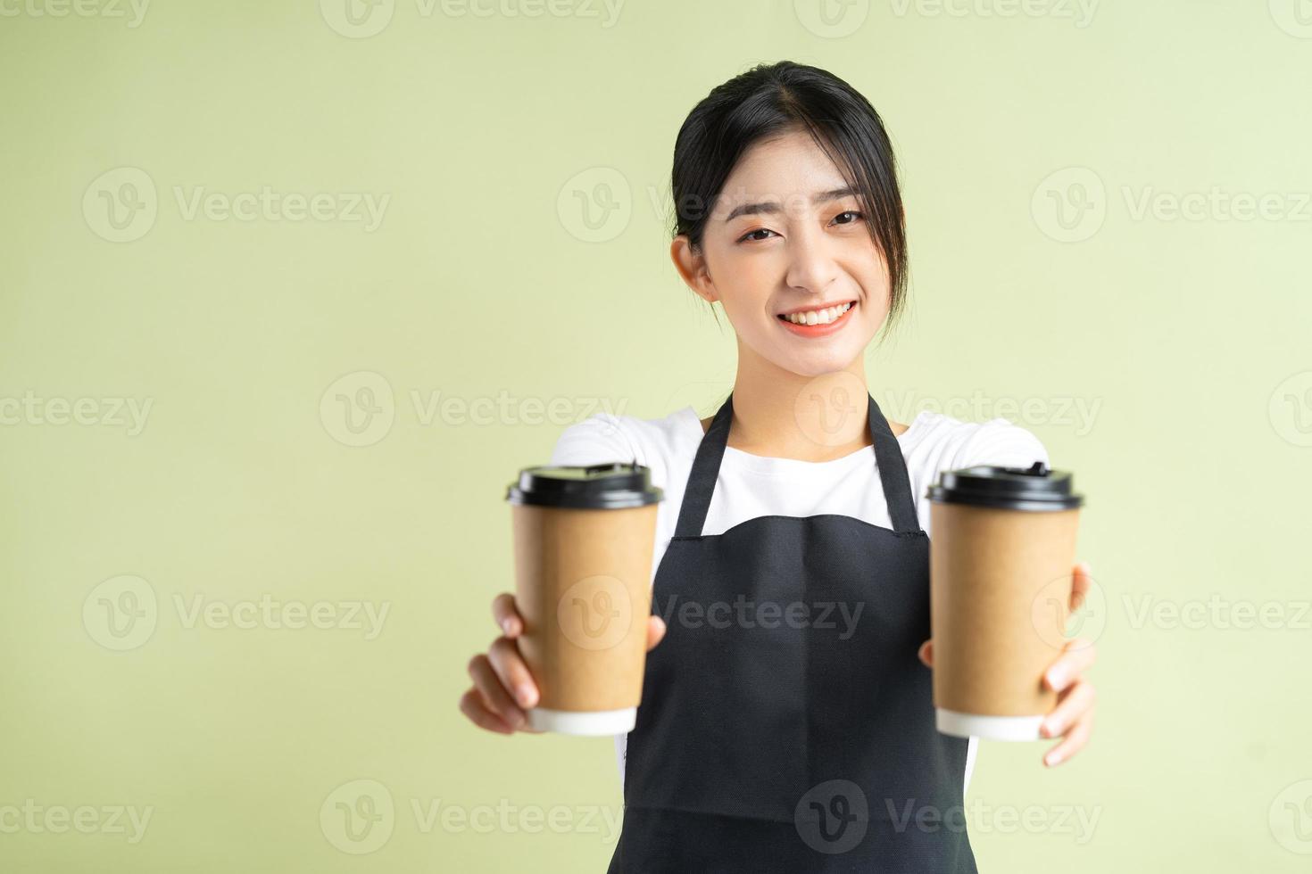 asiatische kellnerin mit zwei tassen kaffee foto