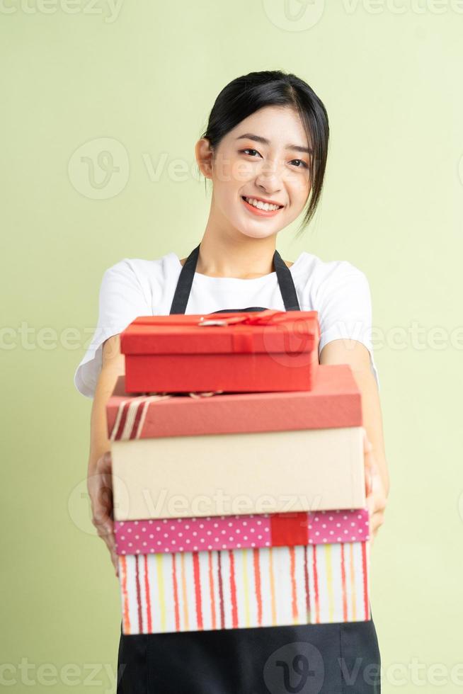 asiatische Kellnerin mit Geschenkbox foto