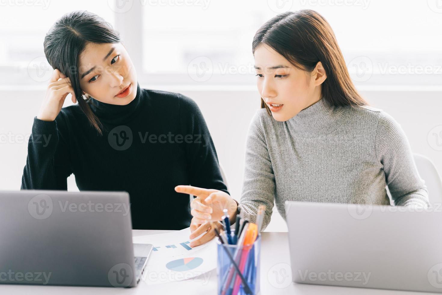 die beiden geschäftsfrauen besprechen die arbeit foto