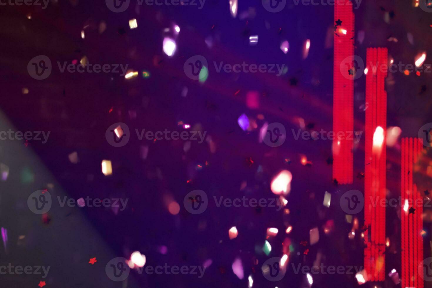 festlich lila Hintergrund mit fliegend Konfetti funkelt. foto