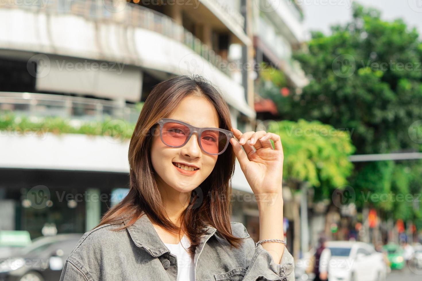 Porträt einer asiatischen Frau, die nach Hanoi City, Vietnam, reist foto