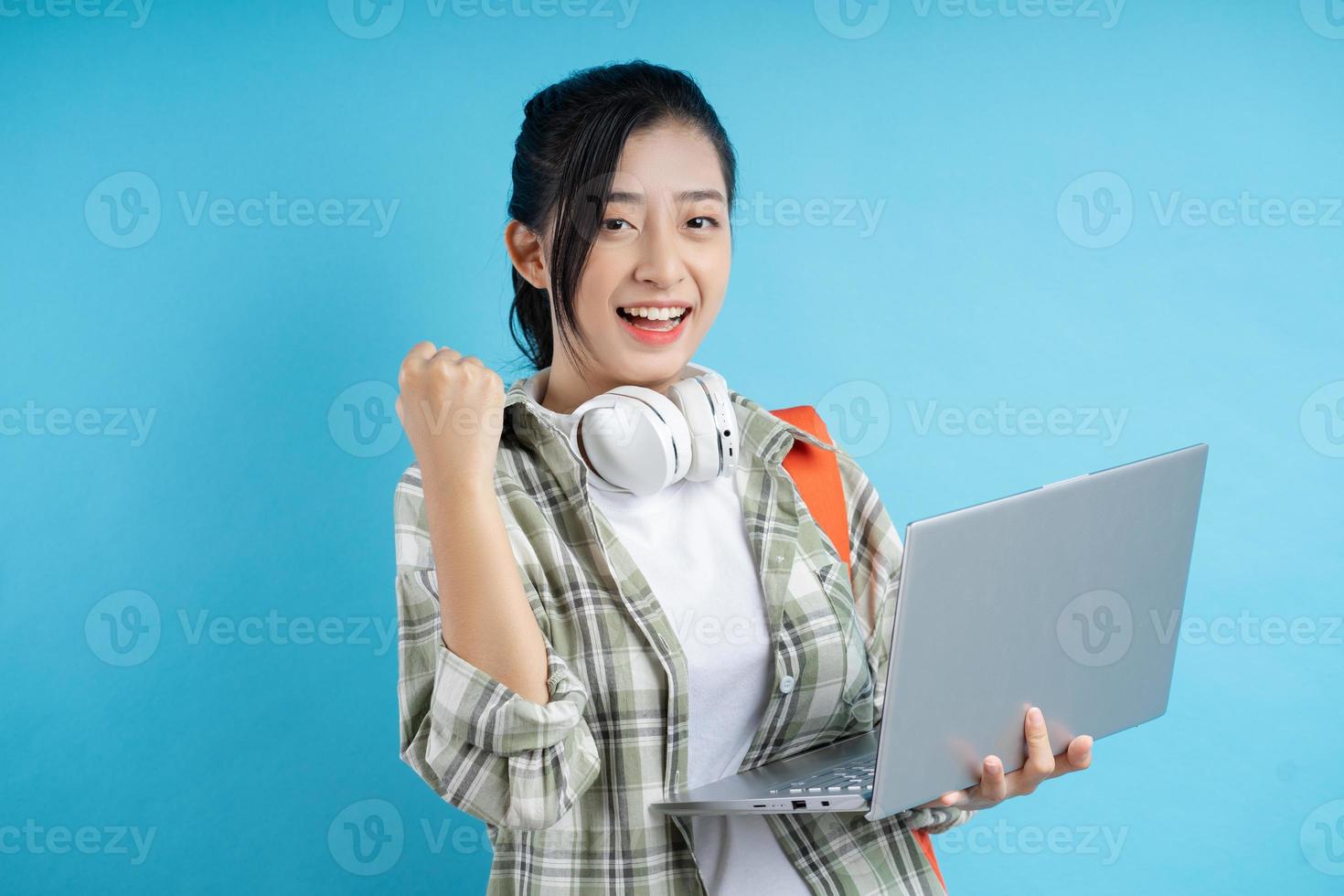 Porträt des asiatischen Studenten auf blauem Hintergrund foto