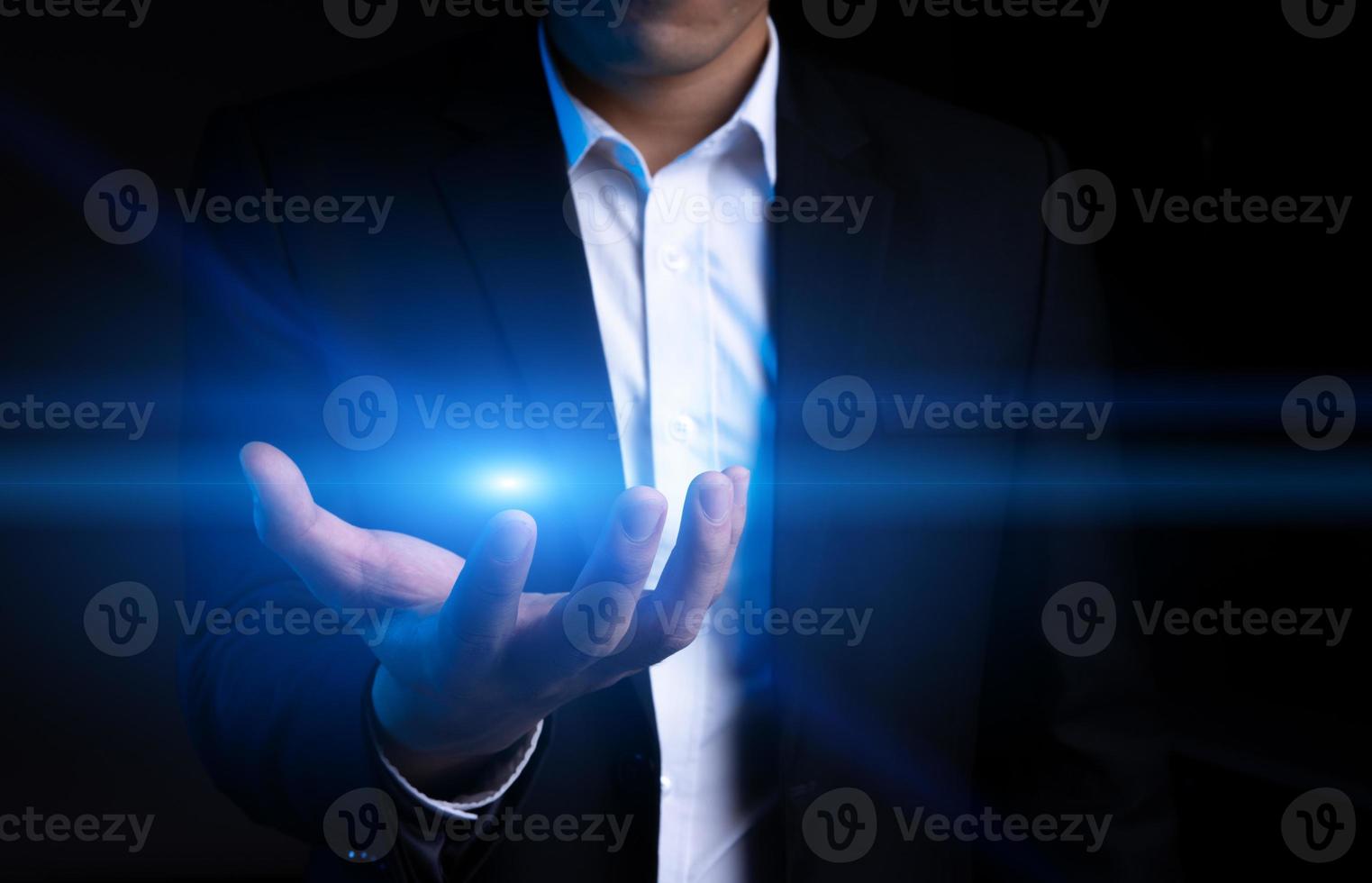 abgeschnittenes Bild eines asiatischen Geschäftsmanns, der sich nach einem Heiligenschein streckt foto