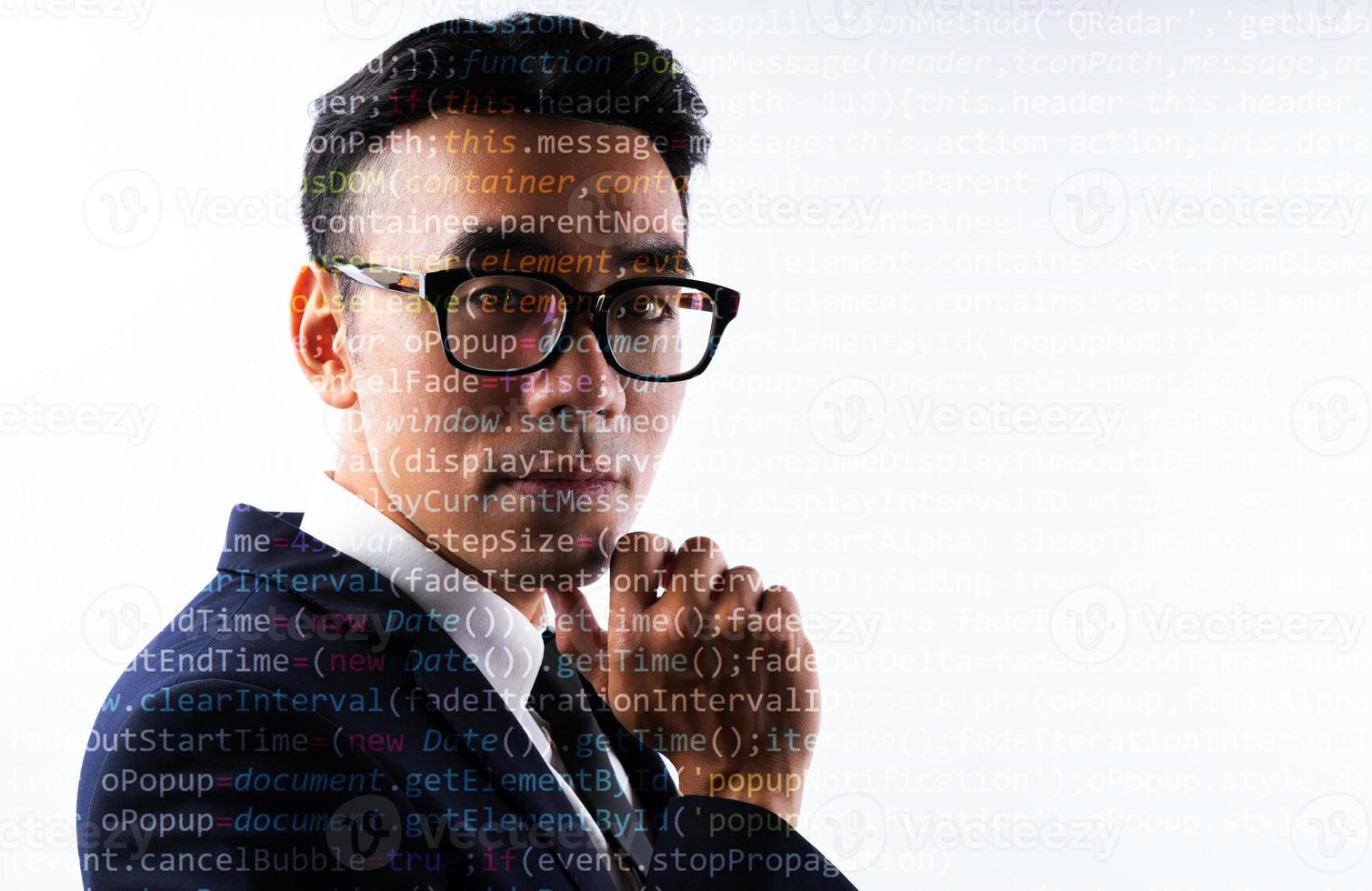 Porträt des asiatischen Geschäftsmannes mit Codezeilen auf seinem Gesicht. Menschenbild der Zukunft digitalisiert foto