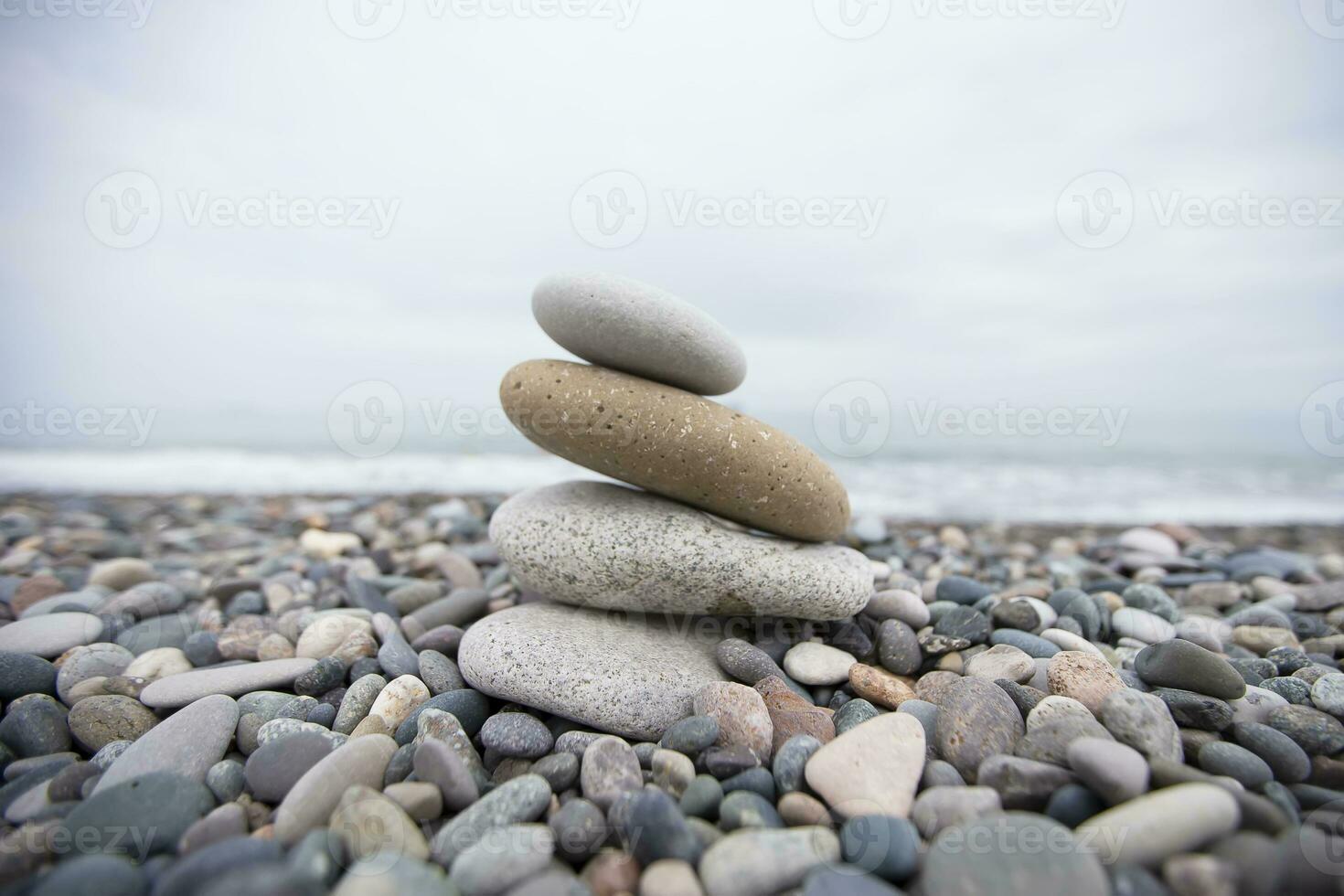 Kieselsteine auf das Strand, groß und klein Steine auf das Meer. foto