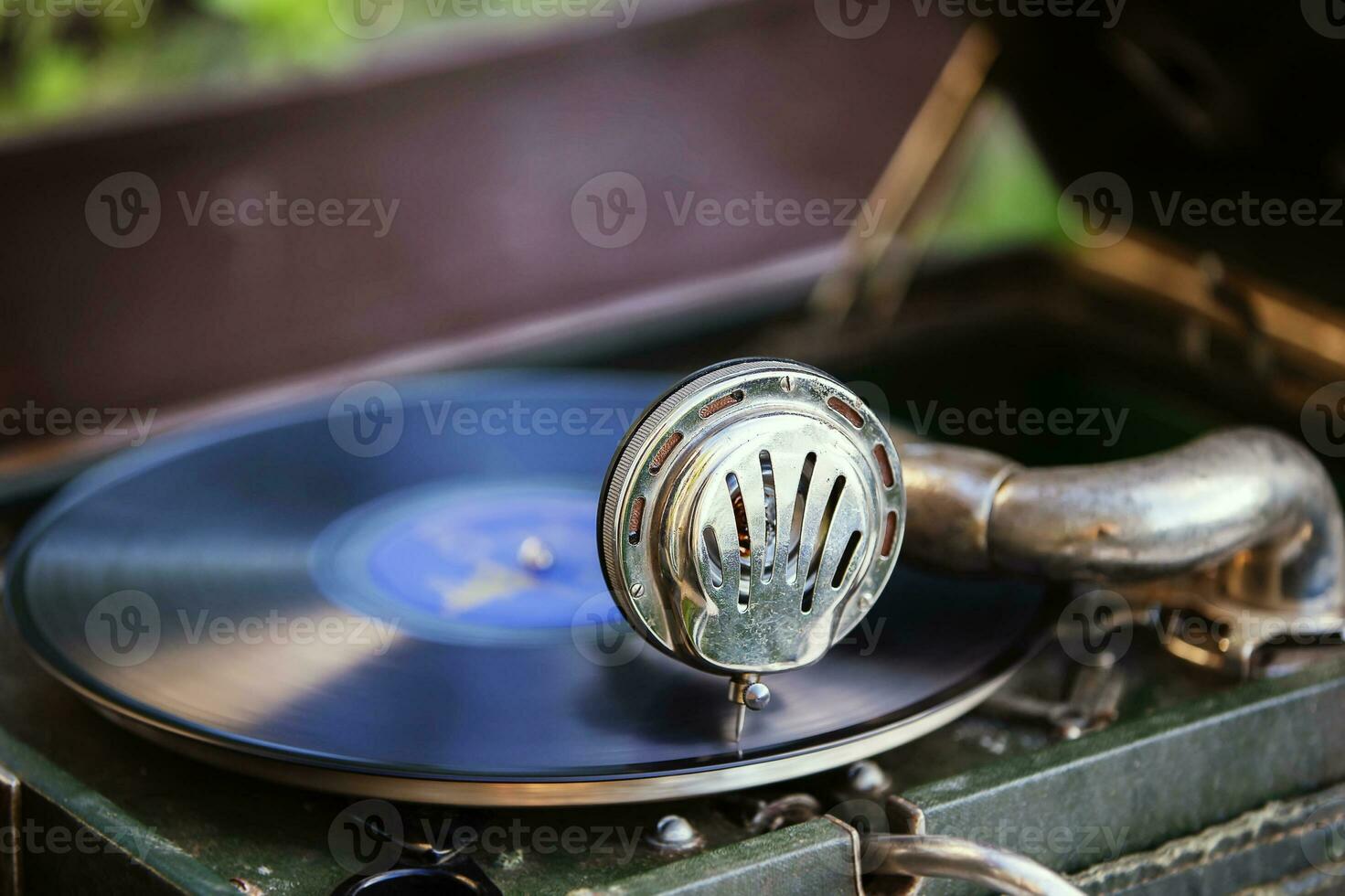 ein alt Grammophon Nahansicht Theaterstücke ein Vinyl aufzeichnen. foto