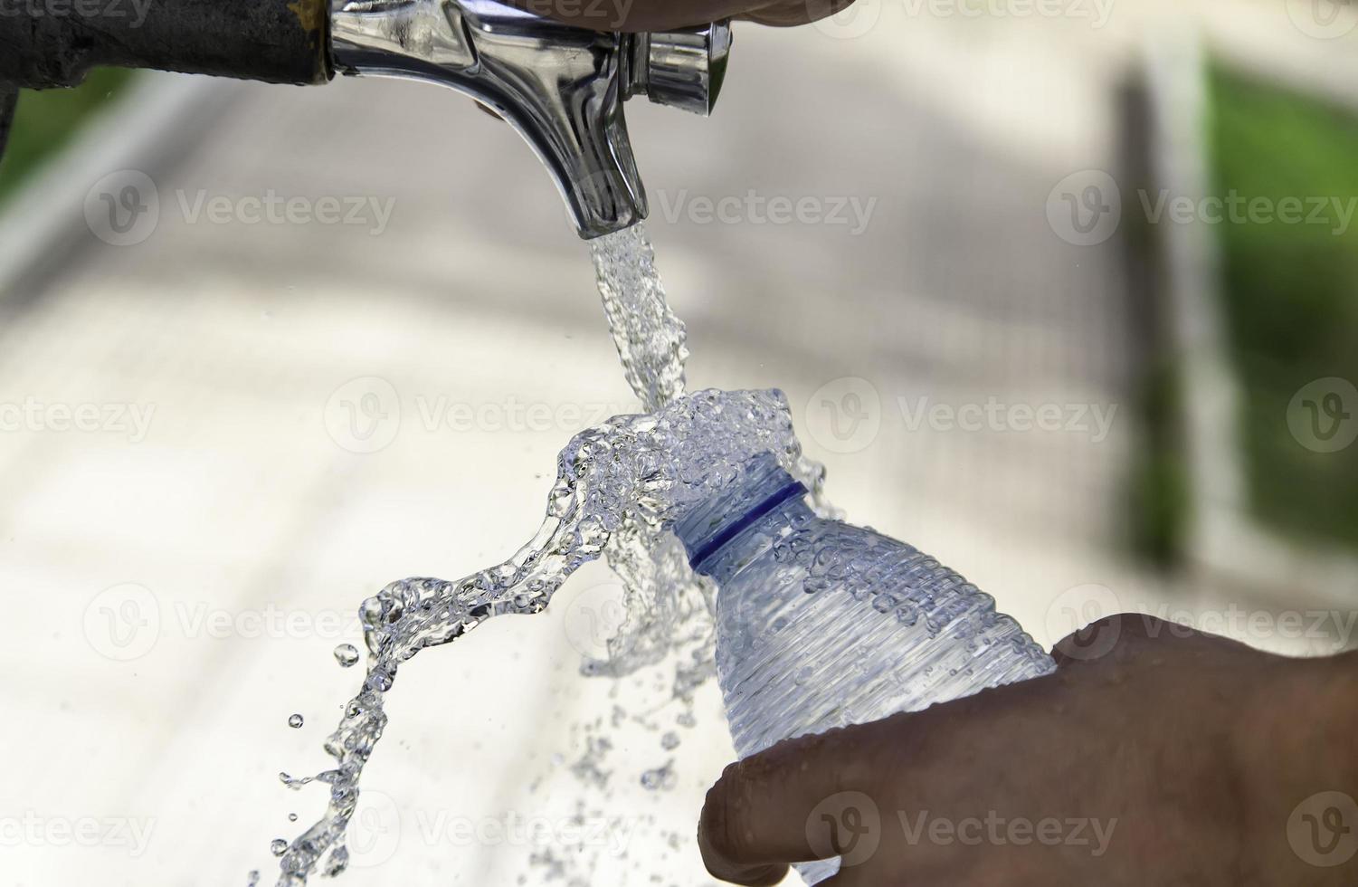 Füllflasche im Brunnen foto