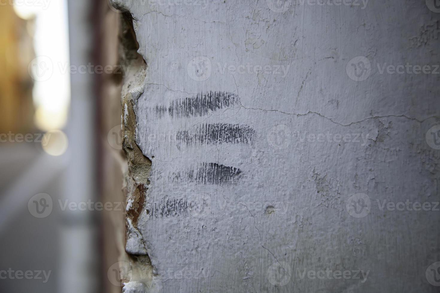 handbeschriftet auf einer zementwand foto