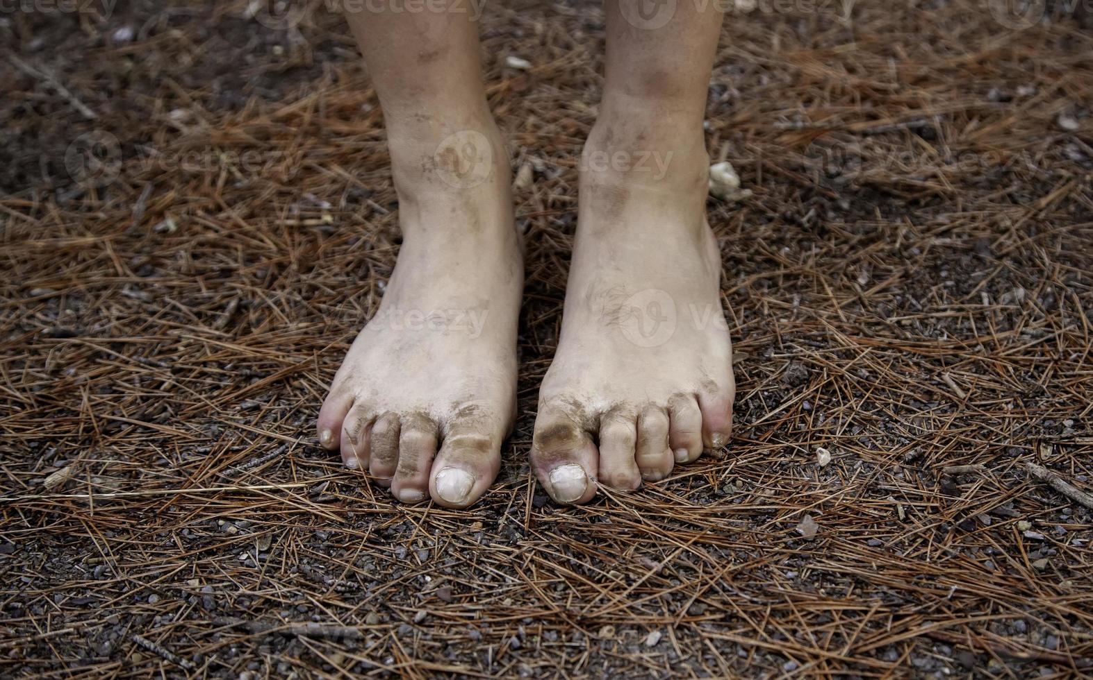 schmutzige Füße im Wald foto