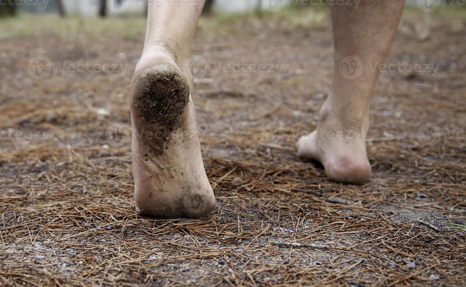 schmutzige Füße im Wald foto