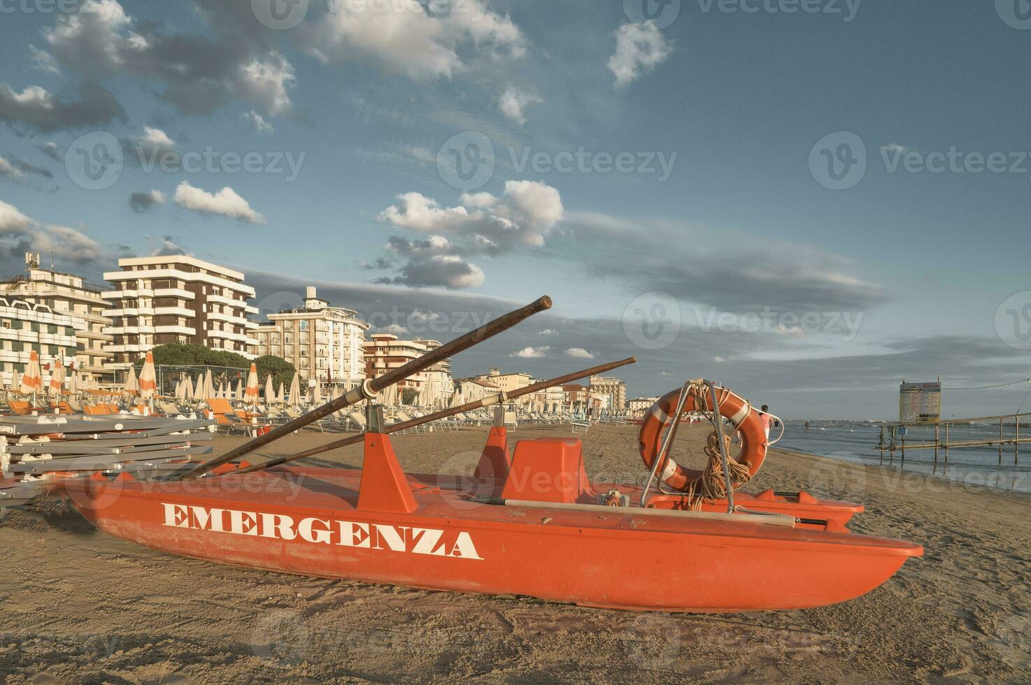 Boot. Rudern Italienisch Meer Rettung auf Strand foto