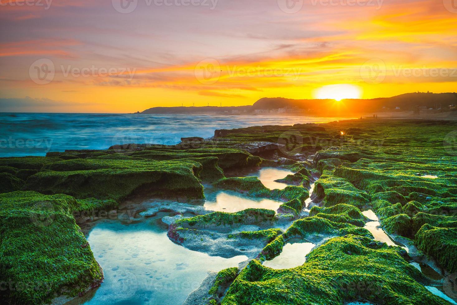 Sonnenaufgang am Laomei Green Reef, Nordküste, Taiwan foto