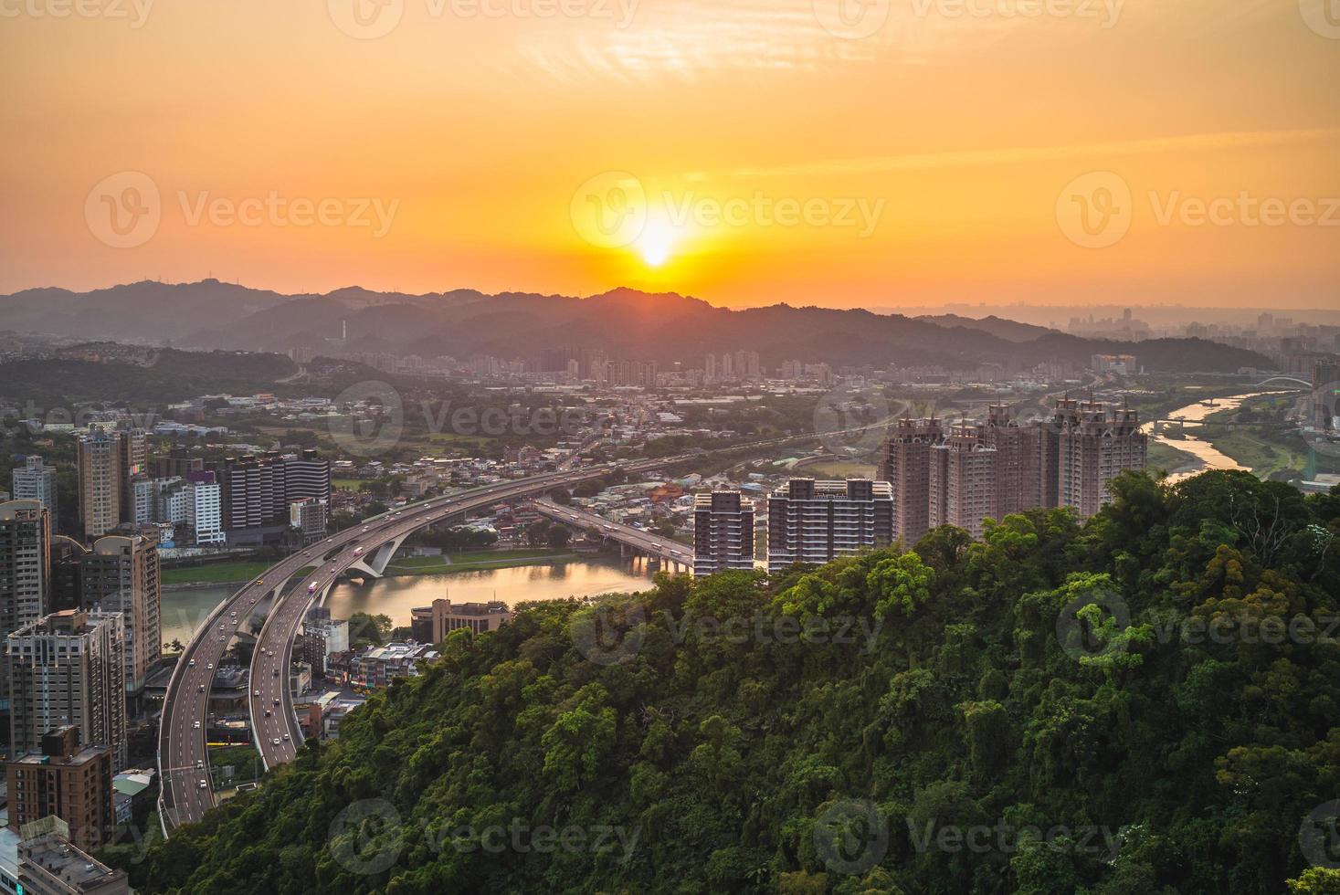 neues taipeh mit der autobahn in der dämmerung, taiwan foto