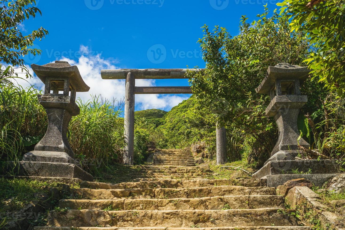 Torii, Überreste des Jinguashi-Schreins in New Taipeh, Taiwan foto