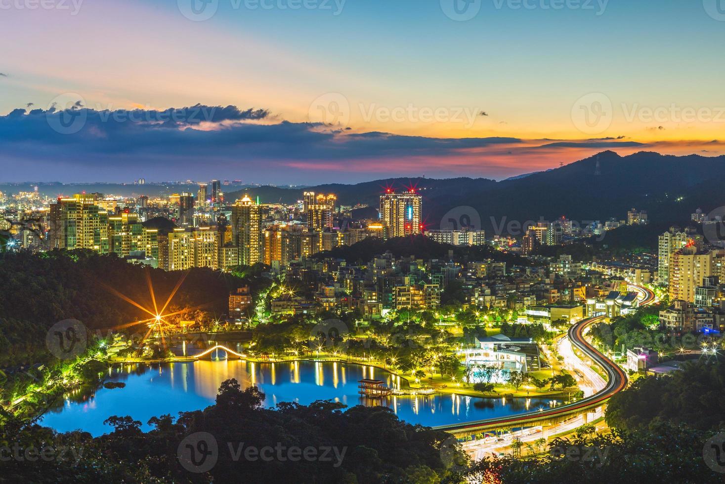 Luftaufnahme der Stadt Taipeh bei Nacht in Taiwan? foto