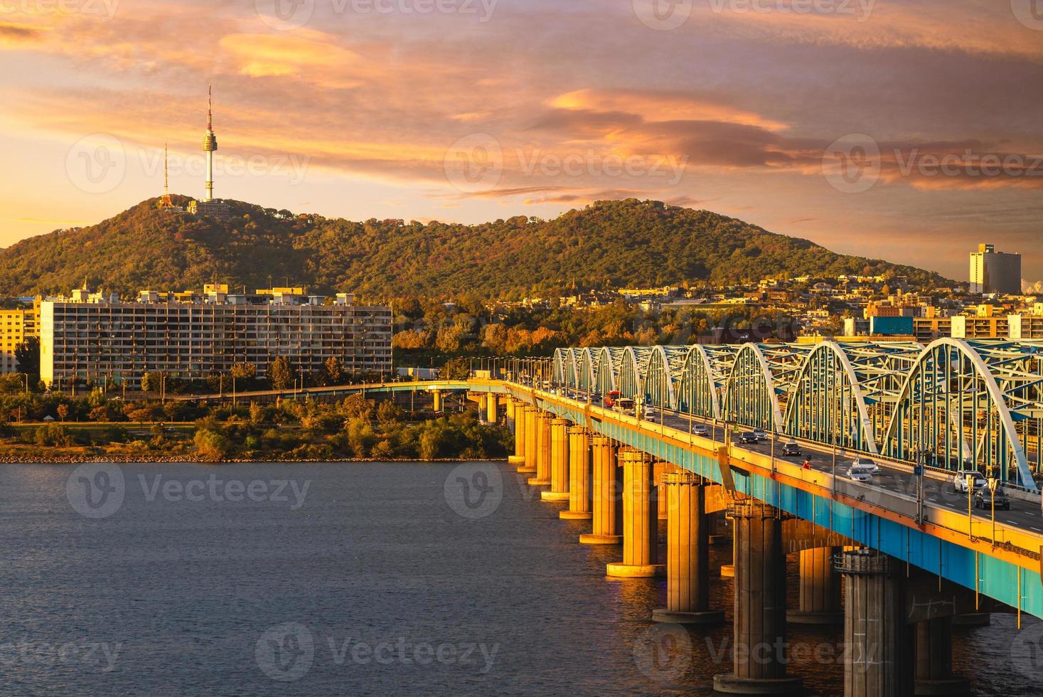 Seoul Tower und Dongjak-Brücke über den Han-Fluss in Seoul, Südkorea foto