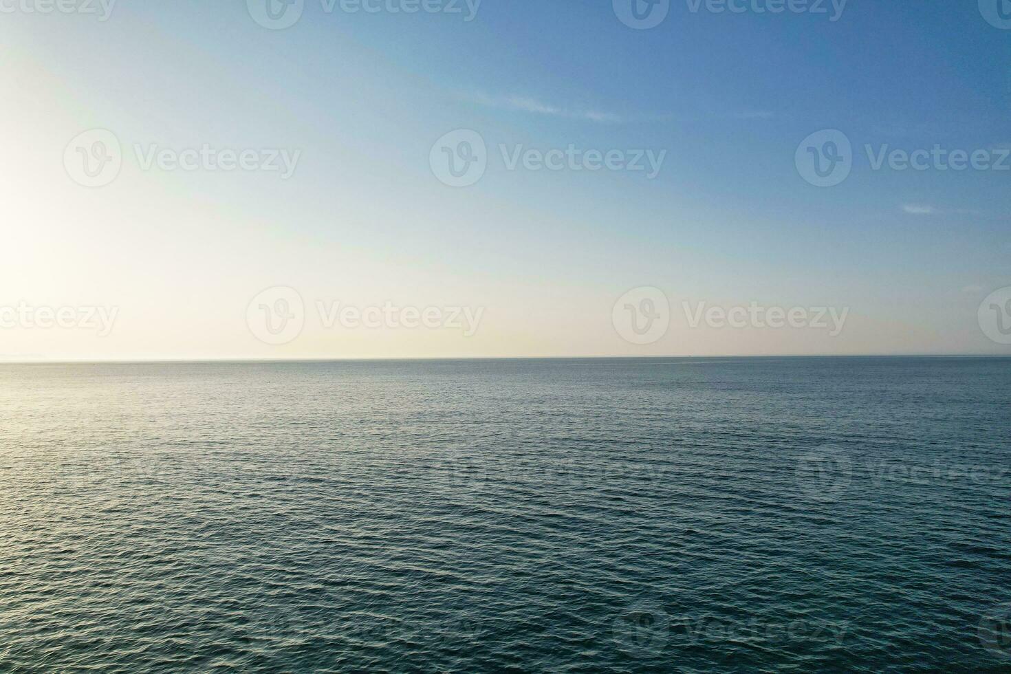 die meisten schön Aussicht von britisch Landschaft und Meer Aussicht von durdle Tür Strand von England großartig Großbritannien, Vereinigtes Königreich. Bild war gefangen mit Drohnen Kamera auf September 9., 2023 foto