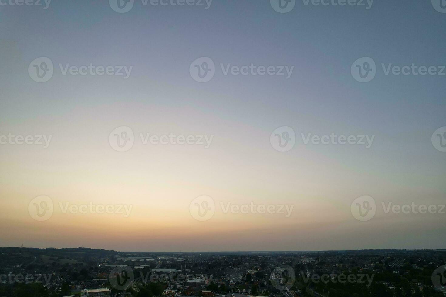 Antenne Aussicht von beleuchtet Innenstadt Gebäude, Straßen und zentral Luton Stadt von England Vereinigtes Königreich beim Anfang von klar Wetter Nacht von September 5., 2023 foto