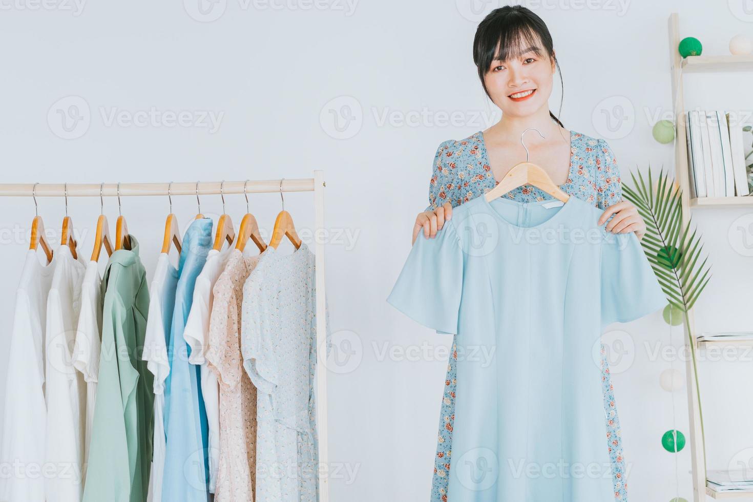 Junge asiatische schöne Frau ist Live-Streaming, um Kleidung auf Social-Networking-Plattformen und E-Commerce-Sites zu verkaufen. Dies wird der zukünftige Trend der E-Commerce-Branche sein foto