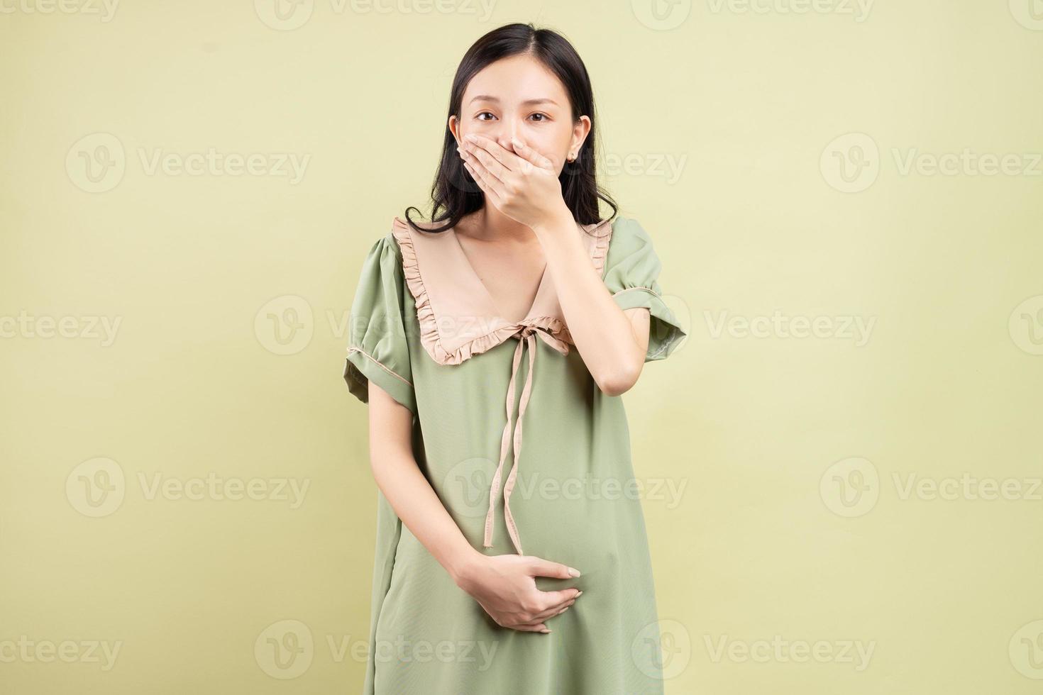Schwangere Asiatin fühlt sich übel foto