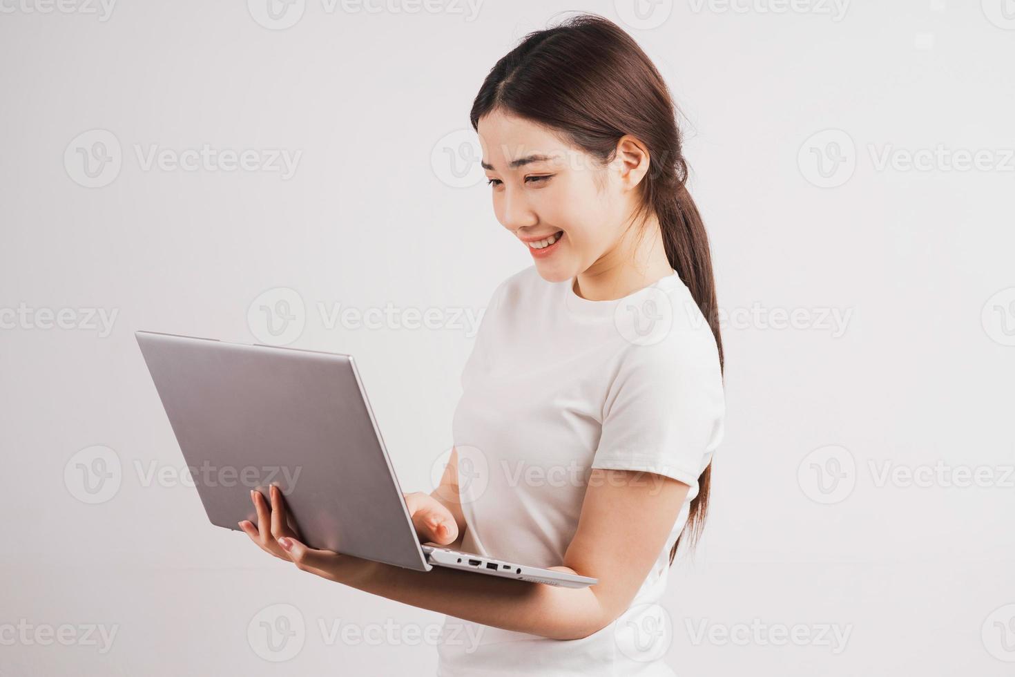 Porträt des jungen Mädchens mit Computer auf weißem Hintergrund foto