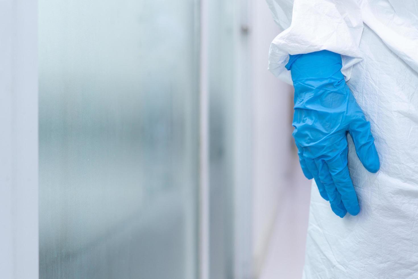 Nahaufnahme Bild der Hand in Handschuhen des Arztes mit persönlicher Schutzausrüstung im Krankenhaus. Covid-19, Coronavirus, Medizin, Gesundheitswesen, Quarantänekonzept foto