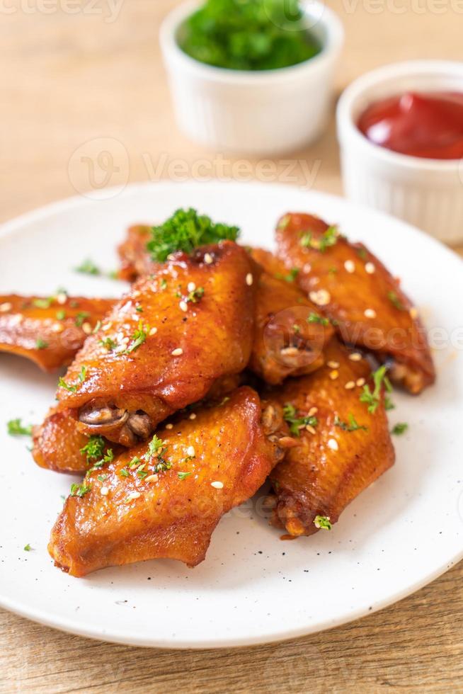 gebackene Barbecue Chicken Wings mit weißem Sesam foto